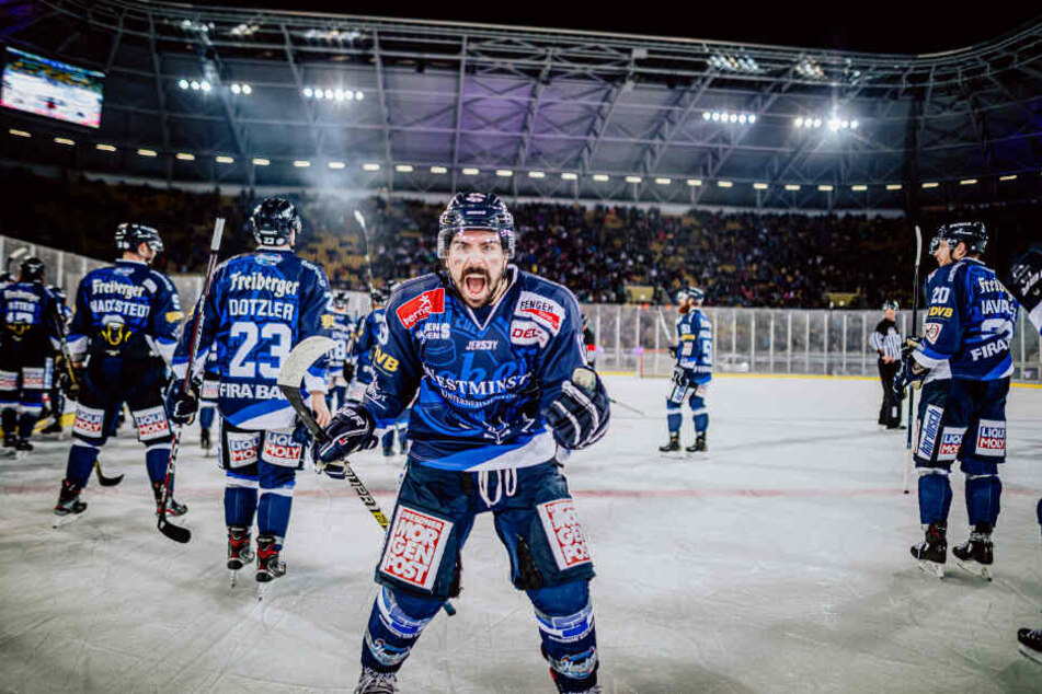 Eislöwen-Stürmer Dale Mitchell freute sich über den Derbysieg bei der gigantischen Kulisse.