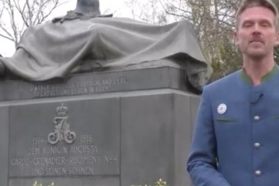 Nikolai N. zeigt sich auf YouTube vor einem Denkmal.