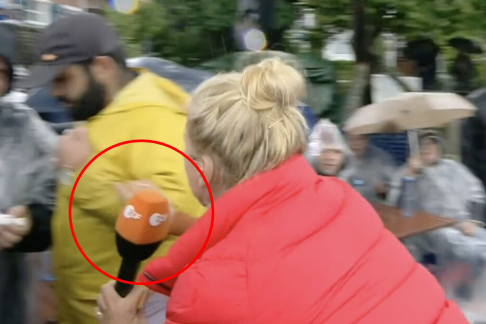 Kiwi packt einen der Männer grob am Arm.