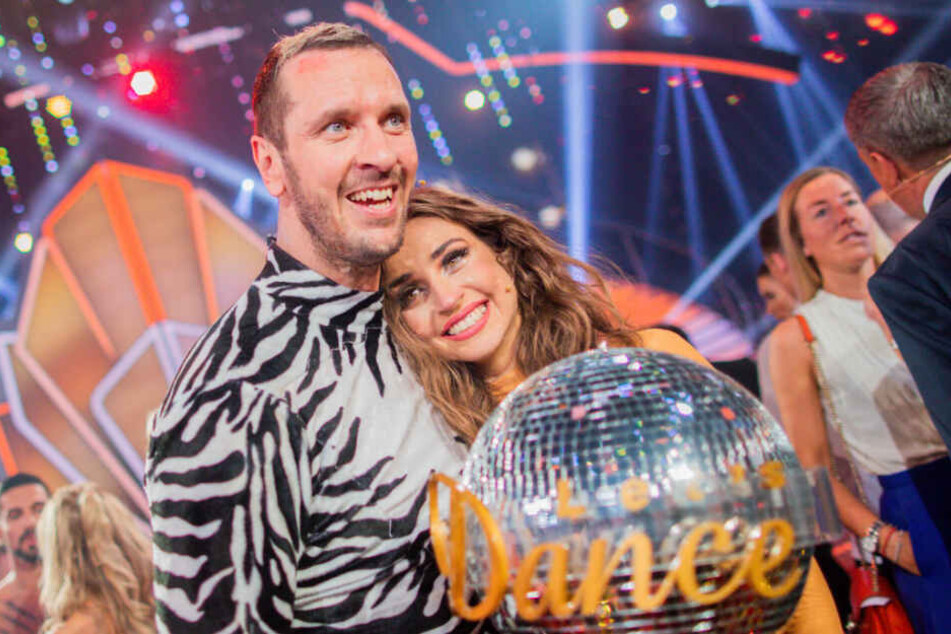 Der Ex-Handballer und seine Partnerin freuen sich über den Sieg bei "Let's Dance".