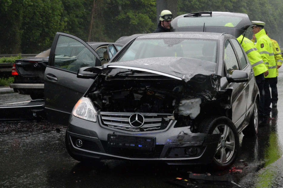 Auch die Mercedes A-Klasse war nach dem Crash nur noch Schrott.