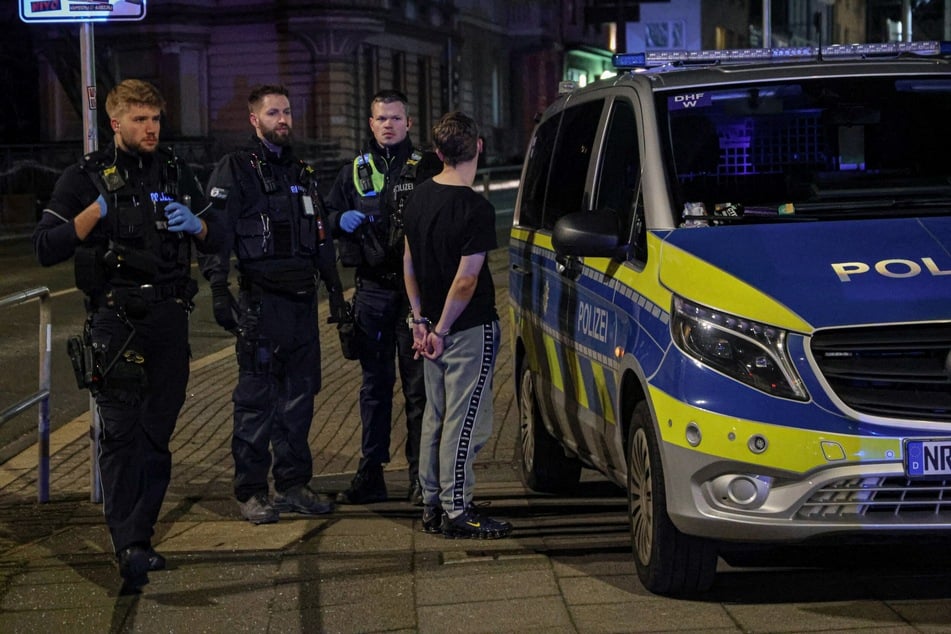 In Wuppertal hat ein 19-Jähriger auf drei Männer eingestochen.