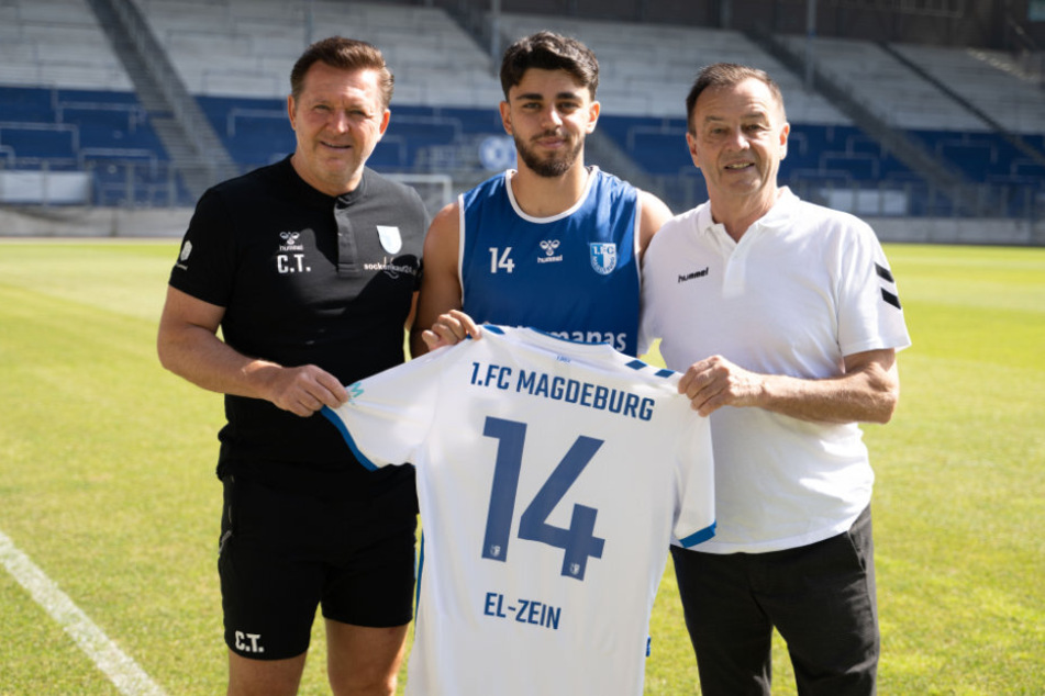 FCM-Cheftrainer Christian Titz (53, l.) und FCM-Geschäftsführer Otmar Schork (66, r.) begrüßen Abu-Bekir Ömer El-Zein (21) in Magdeburg.