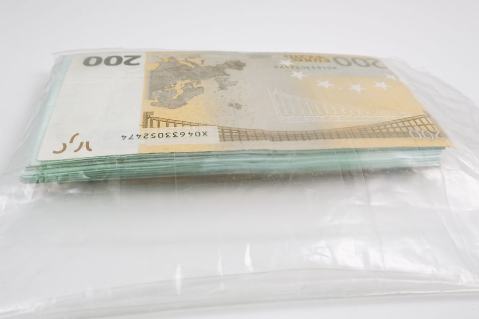 Verpackt in Plastiktütchen wurden insgesamt knapp 700.000 Euro an Land gespült. (Symbolfoto)