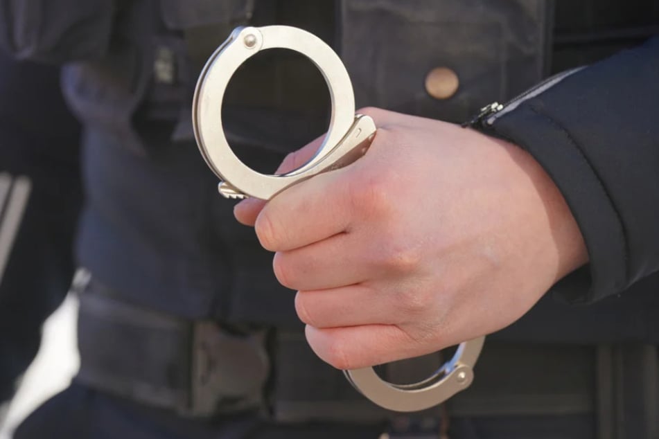 Die Beamten befreiten die 40-jährige Frau von den Handschellen. (Symbolfoto)