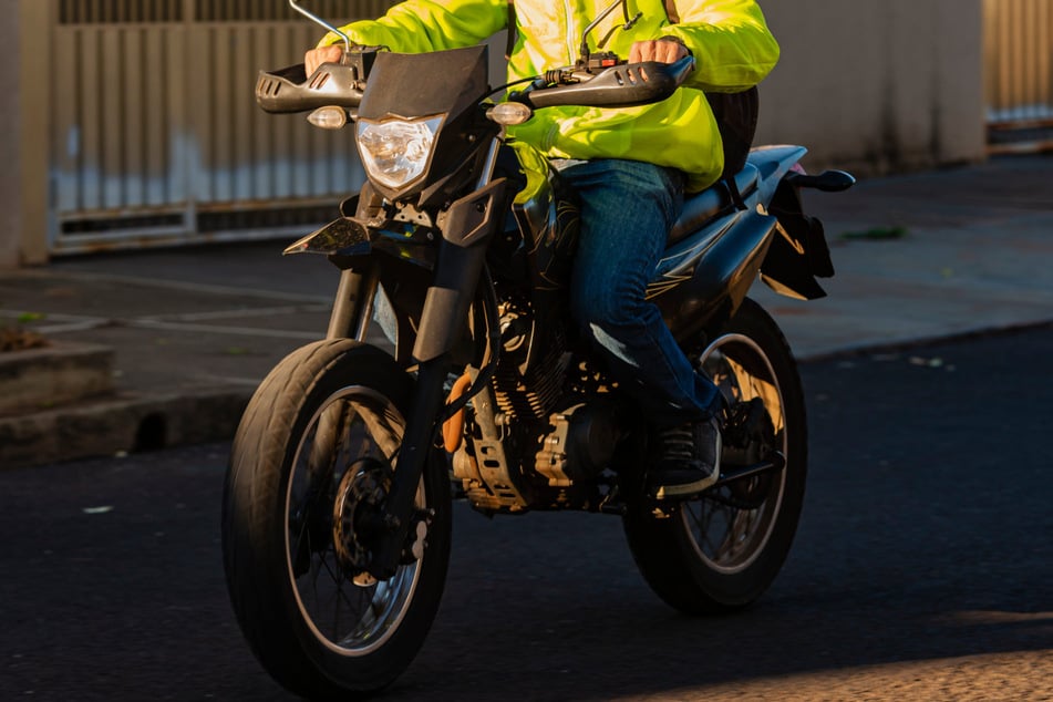 Der ungebetene Gast (42) war mit einem Cross-Motorrad vorgefahren. Wie sich später herausstellte, war dieses als gestohlen gemeldet. (Symbolfoto)