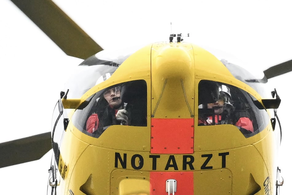 Ein Hubschrauber brachte den Jugendlichen mit Rückenverletzungen ins Krankenhaus. (Symbolbild)