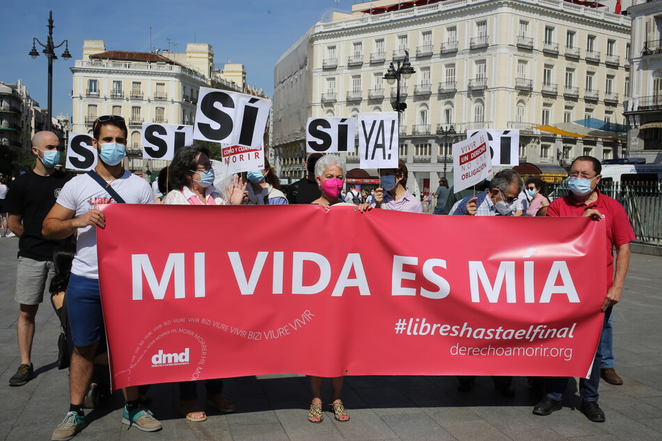 "Mein Leben gehört mir" betonen Teilnehmer einer Pro-Sterbehilfe-Kundgebung in Madrid. In Spanien trat im Juni ein Gesetz zur Legalisierung der Sterbehilfe in Kraft.