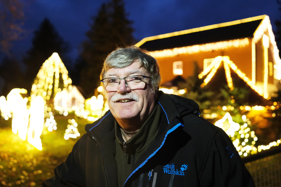 Rüdiger Browatzke (67) schmückt sein Haus in Großröhrsdorf gern auffällig - "weil es den Leuten Spaß macht".