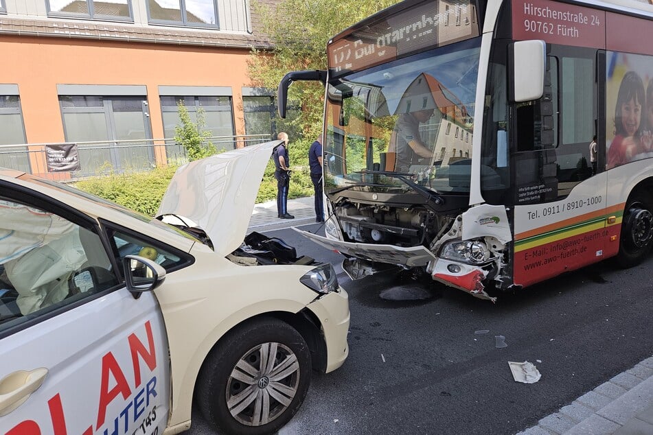 Bus kracht in Gegenverkehr - Taxi und Auto ramponiert