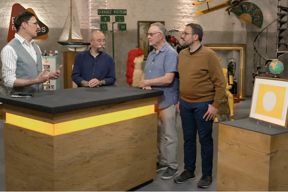 Helmut und Julian (r.), zwei Freunde aus Hildesheim, wollen bei "Bares für Rares" ein ungeliebtes Kunstwerk loswerden.