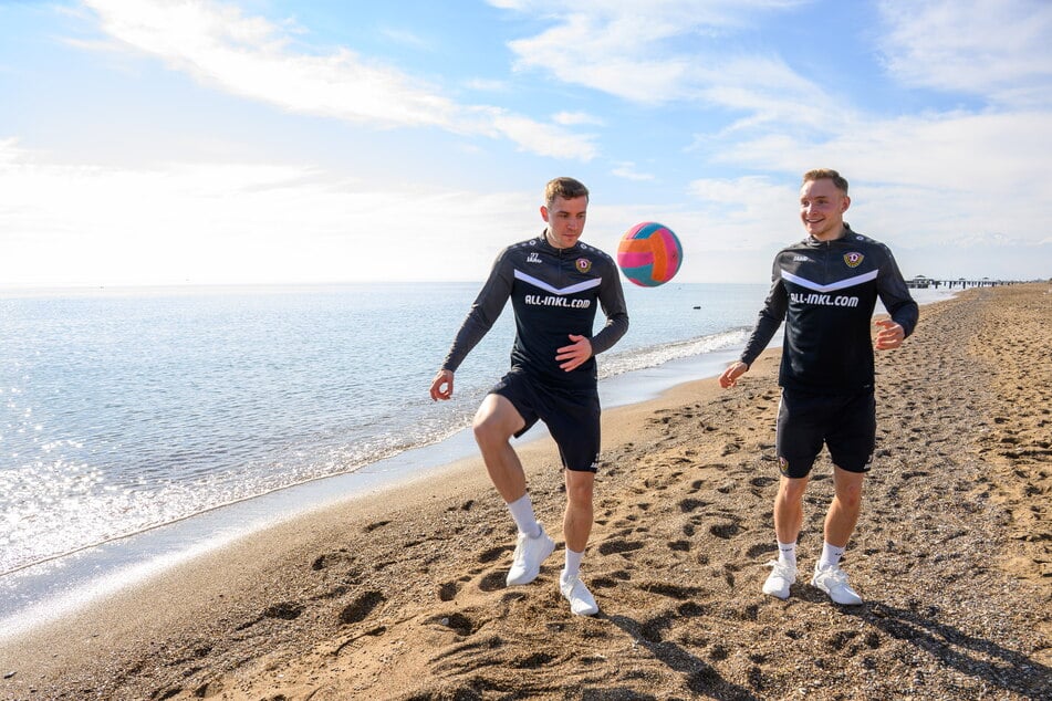 Nach dem verbalen gab's den realen Ballwechsel: Niklas Hauptmann (28, l.) und Tony Menzel (19) jonglierten fürs Foto am Strand von Lara.