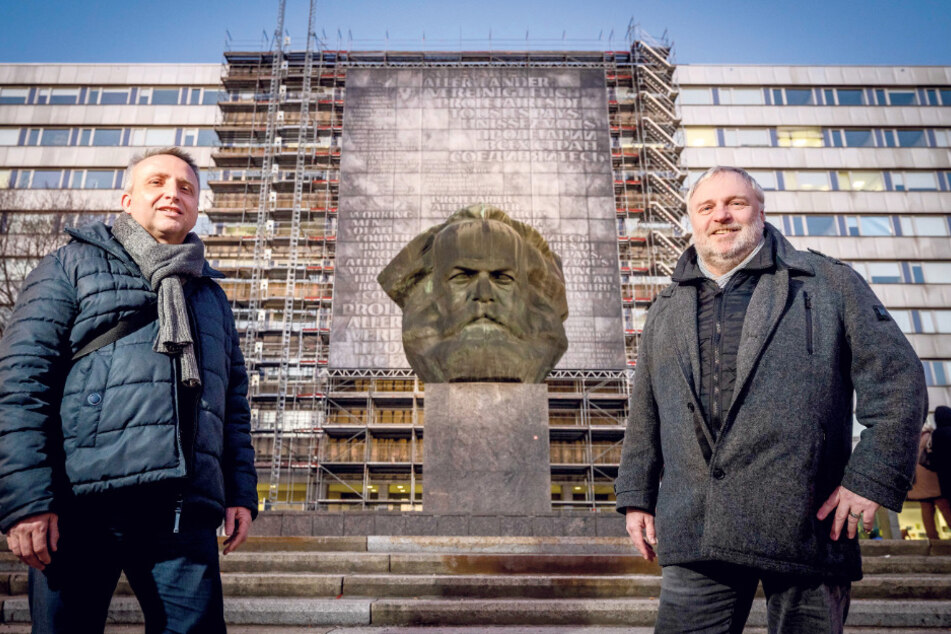 Die Söhne von Volker Beier (†80), Lutz (51, l.) und Sven (54) stehen vor dem Karl-Marx-Monument.