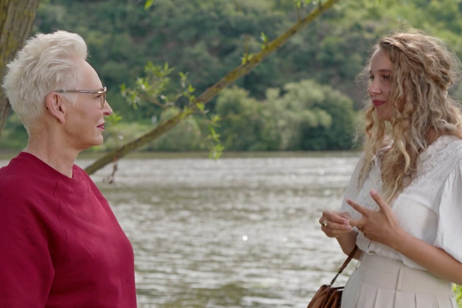 Moderatorin Bärbel Schäfer (62, l.) mit der Überlebenden Edi Hoefnagel-Visser (24).