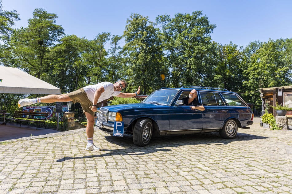 Michael Kramer (l.) und Steffen Grosche fahren in der Saloppe zum Einparken vor.