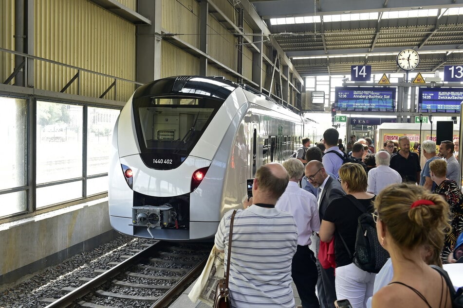 Er war am heutigen Montag der Star im Chemnitzer Hauptbahnhof: Der neue Batterie-Zug, der bald zwischen Chemnitz und Leipzig fahren soll.