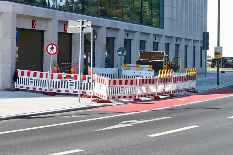 Der Fußweg am Stadtforum ist wegen Bau-Mängeln dicht.