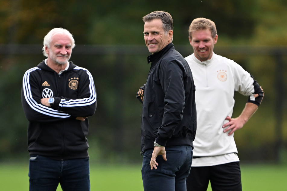 Oliver Bierhoff (55, M.) mit Rudi Völler (63, l.) und Bundestrainer Julian Nagelsmann (36) beim DFB-Training in den USA am 10. Oktober.
