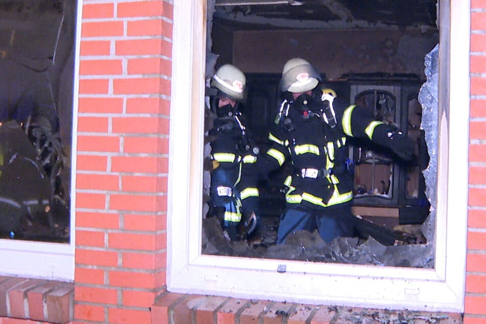Hamburg: Wohnung steht in Flammen: Plötzlich geht eine Person offenbar zurück ins Feuer