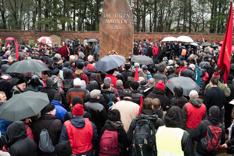 Zahlreiche Menschen gedenken 2019 auf dem Zentralfriedhof Friedrichsfelde der 1919 ermordeten Kommunistenführer Rosa Luxemburg und Karl Liebknecht. 2021 musste die Gedenkveranstaltung aufgrund der Corona-Pandemie verschoben werden. (Archivfoto)