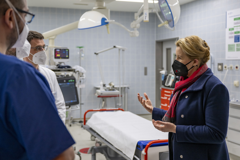 In einem Berliner Krankenhaus machte sich Berlins Regierende Bürgermeisterin Franziska Giffey (43, SPD) am Freitag ein Bild von der Situation während der Corona-Pandemie.