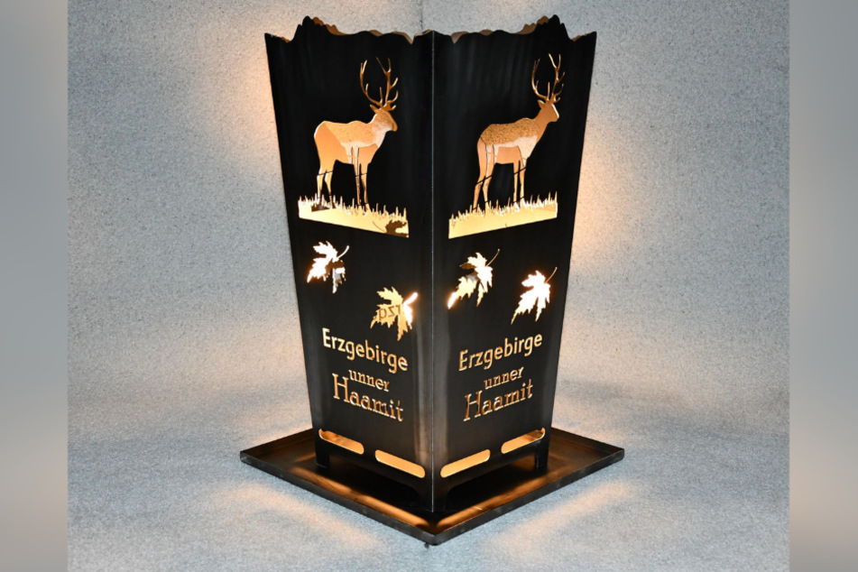 Ein Hirsch und der Schriftzug "Erzgebirge unner Haamit" ist auf einem der Feuerkörbe zu sehen.