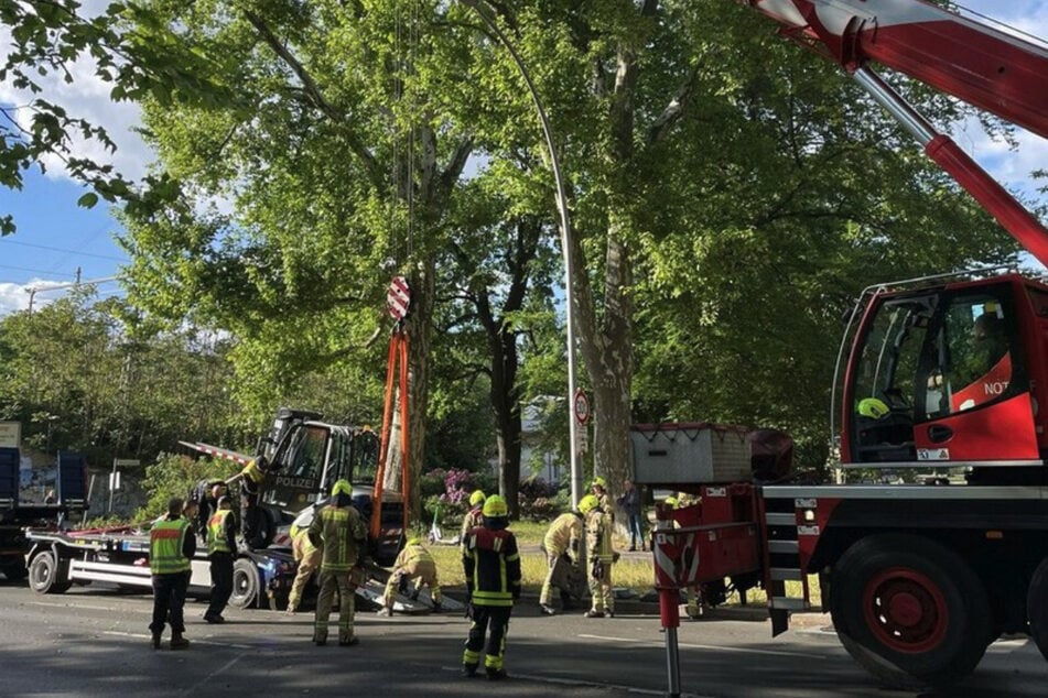 Im Berliner Ortsteil Alt-Treptow musste die Feuerwehr wegen eines Gabelstaplers in Schieflage anrücken.