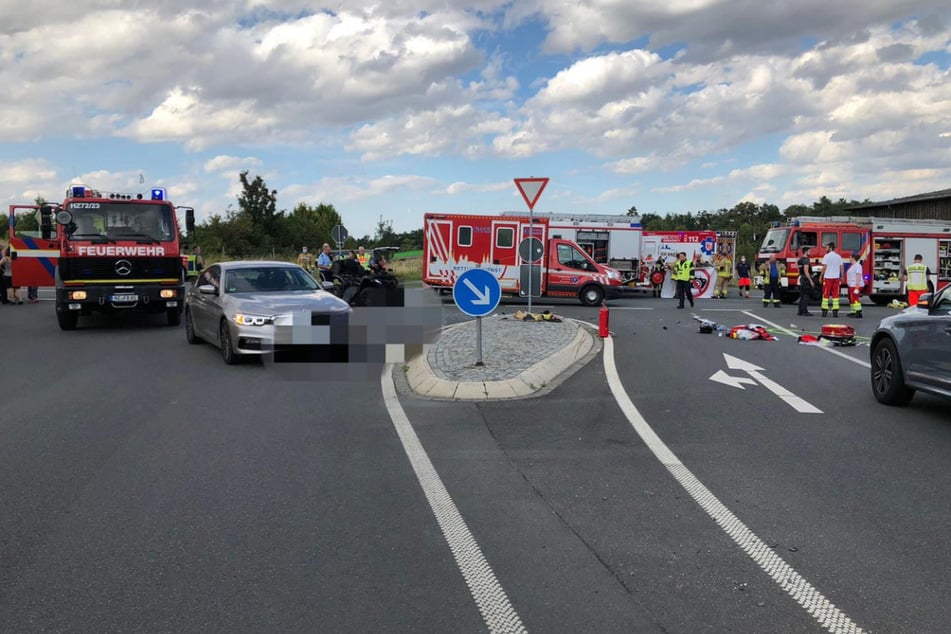 Zahlreiche Rettungskräfte waren nach einem schweren Unfall bei Heimburg vor Ort. Der Fahrer eines Quads ist dabei ums Leben gekommen.