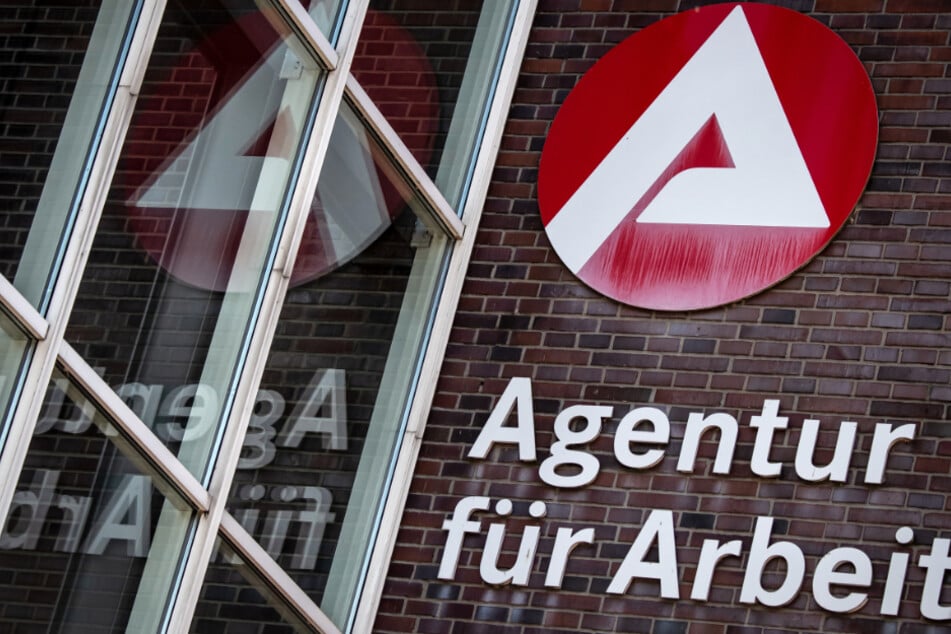 Ein Schild weist auf die Agentur für Arbeit hin.