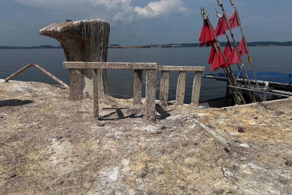 Tonnenweise Vogelkot bedeckt die Plattform und hat diesen Stuhl mit der Insel verschmelzen lassen.