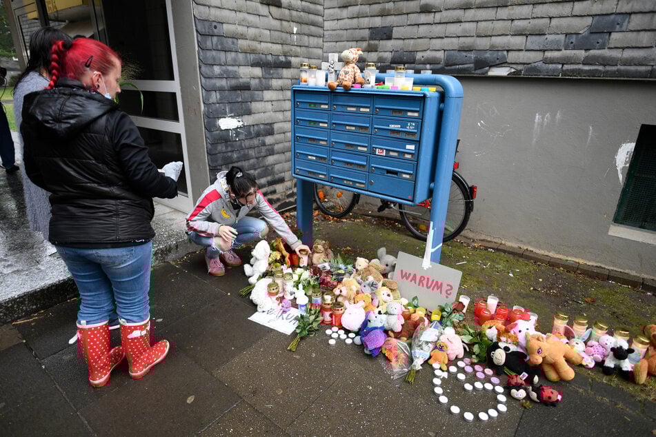 Solinger legen vor der Wohnung der toten Kinder zum Gedenken Kerzen, Blumen und Spielzeug ab.