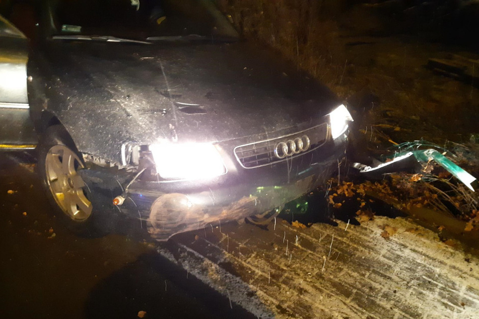 In Sieniawka, etwa drei Kilometer östlich von Zittau, krachte der Audi in ein Grundstück.