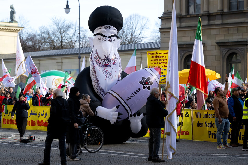 Eine dem iranischen Religionsführer Ali Chamenei nachempfundene, aufblasbare Figur ist bei einer Demonstration während der Münchner Sicherheitskonferenz am Odeonsplatz zu sehen.