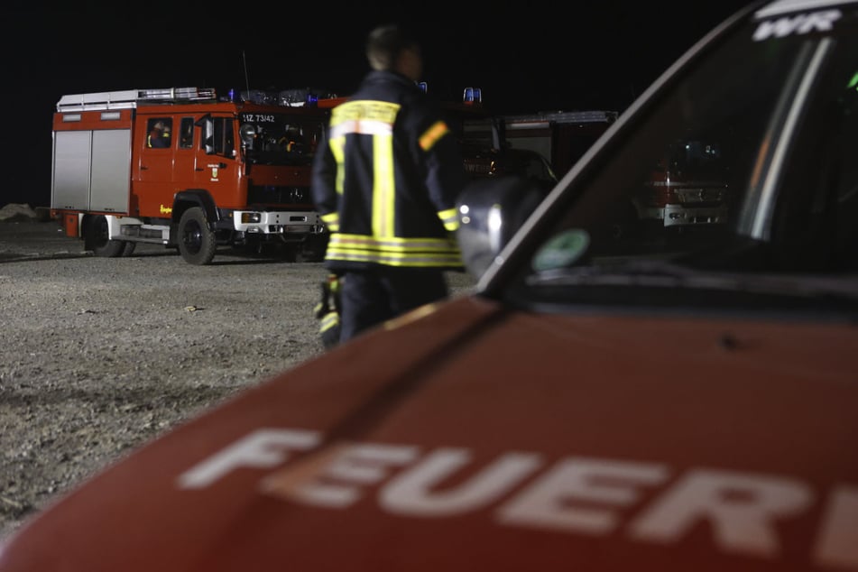 Fahrzeuge der Feuerwehr stehen in der Nacht vor einem Einsatzort. (Symbolbild).