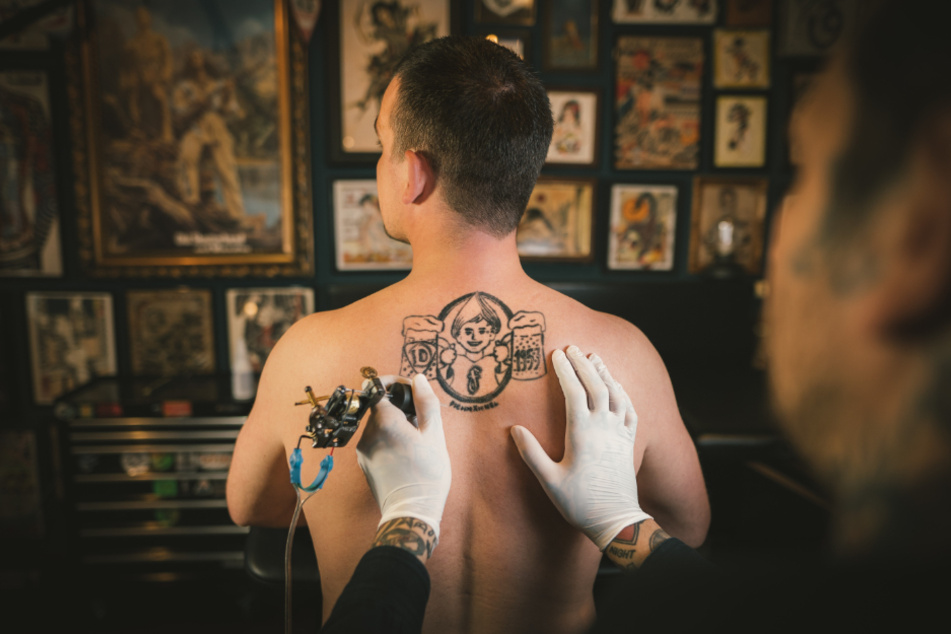 Für die Feldi-Kampagne wurde das Tätowieren im Neustädter "Der Saloon-Tattoo" mit Steve Reichelt (34) noch einmal nachgestellt.