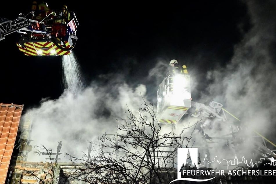 Sogar die Feuerwehr Aschersleben rückte an, um eine weitere Drehleiter beizusteuern.