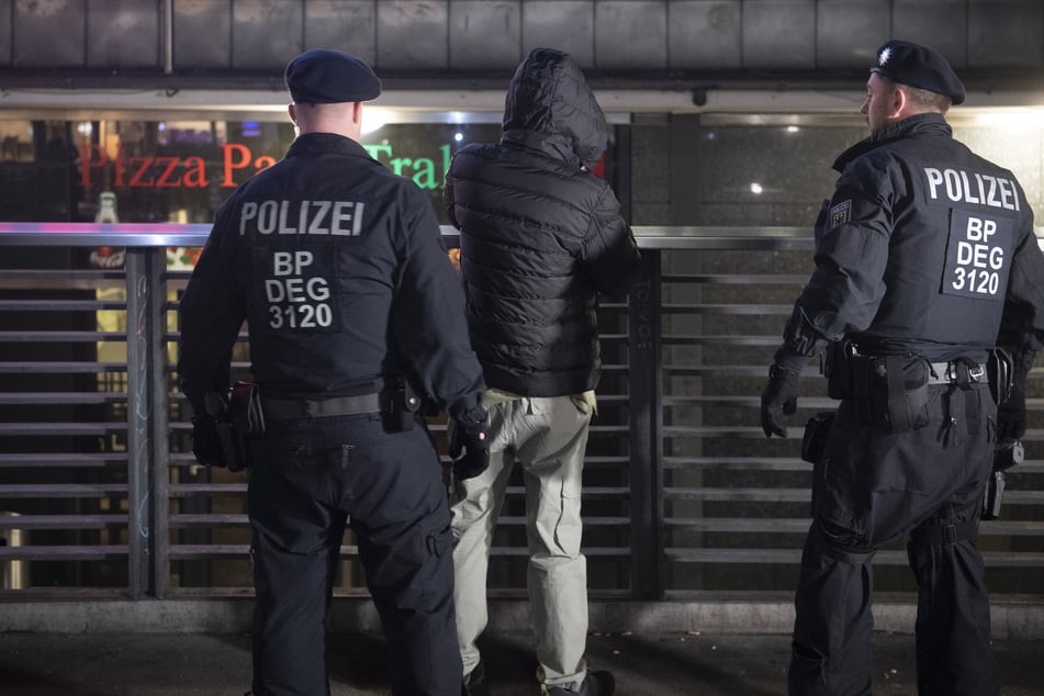 Ein Schwarzfahrer wurde von der Bundespolizei in Halberstadt aufgegriffen. Anschließend habe er einen der Beamten angreifen wollen. (Symbolfoto)