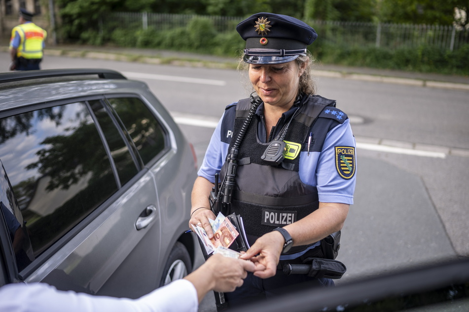 Raserin muss zahlen: Polizeihauptmeisterin Kati Blachut (48) kassierte von einer Golf-Fahrerin (43) in Röhrsdorf 50 Euro.