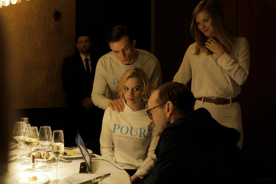 Luna Wedler (21) als Maxi, Jannis Niewöhner (29, l.) als Karl, Fleur Geffrier (35, r.) als Odile Leconte und Milan Peschel (53, vorn) als Alex in einer Szene des Films "Je suis Karl".