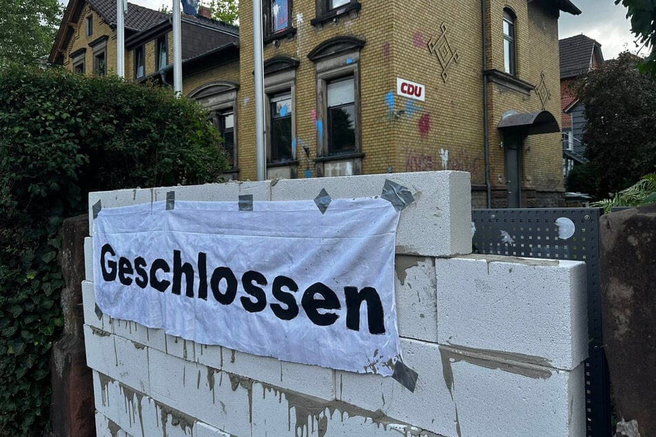 An der Hausfassade sieht man Reste von einem Farbbeutel-Anschlag.