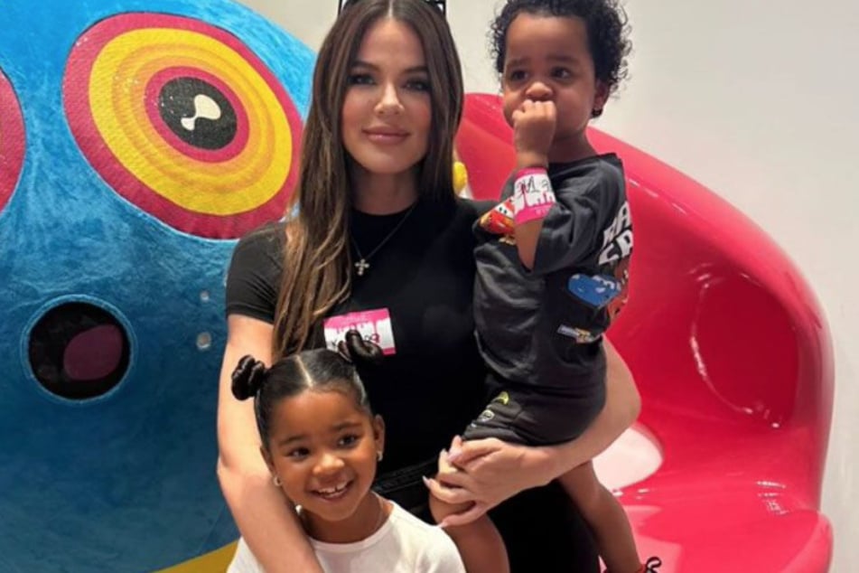 Khloé Kardashian (c.) enjoyed getting a slimed while having a day out with her kids True and Tatum Thompson (r.).