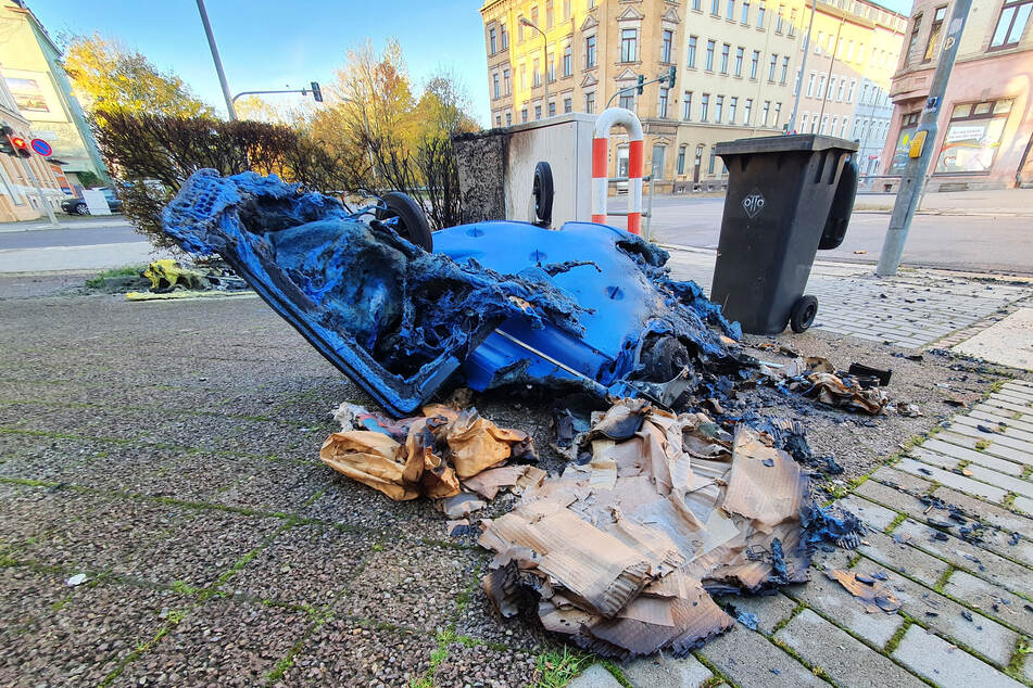 Chemnitz: Wieder Zündler unterwegs? Mehrere Mülltonnen in Chemnitz abgefackelt