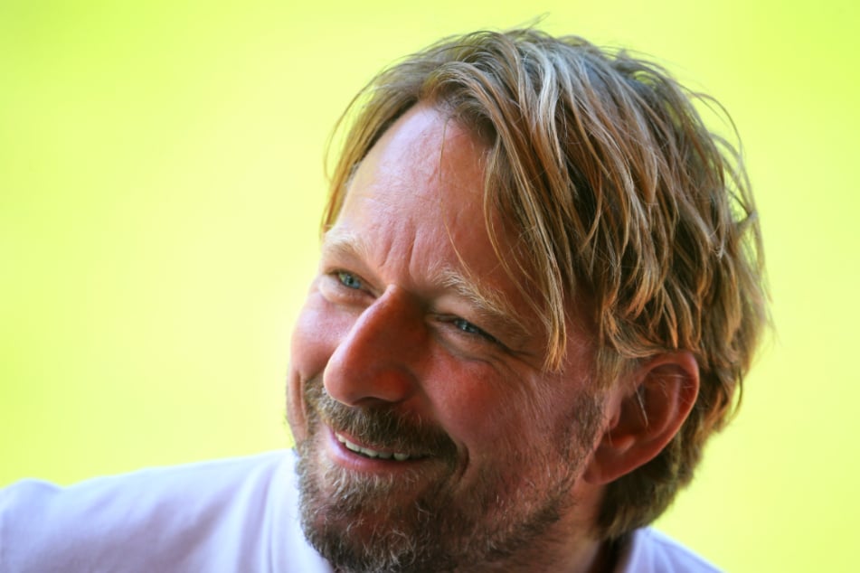 VfB-Sportdirektor Sven Mislintat (48) hat nach seinen drei Vertragsverlängerungen in der vergangenen Woche gut lachen.
