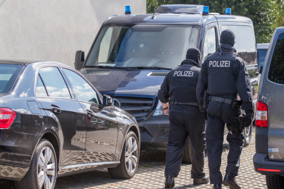 Polizisten einer Spezialeinheit durchsuchten bereits im August 2017 im Zusammenhang mit den Ermittlungen gegen "Nordkreuz" ein Grundstück in Banzkow.