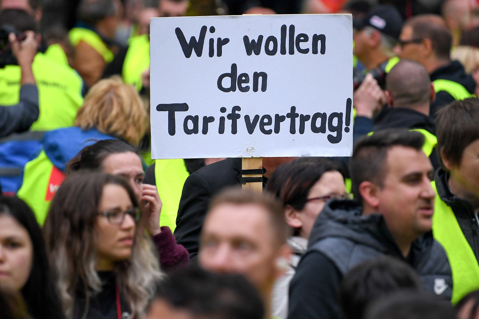 Auch in Deutschland werden Amazons Arbeitsbedingungen heftig kritisiert, wie hier bei einer Demo in Berlin. Besagten Tarifvertrag haben sie auch im Jahr 2021 noch nicht bekommen.