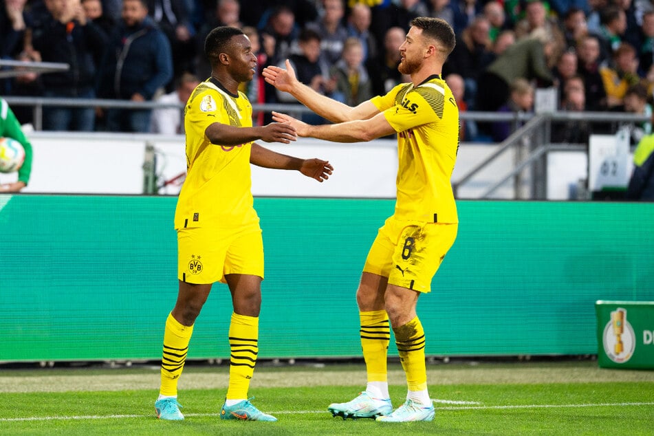 Youssoufa Moukoko (l.) war entscheidend am 1:0 für Borussia Dortmund beteiligt und wird hier deshalb von Salih Özcan beglückwünscht.