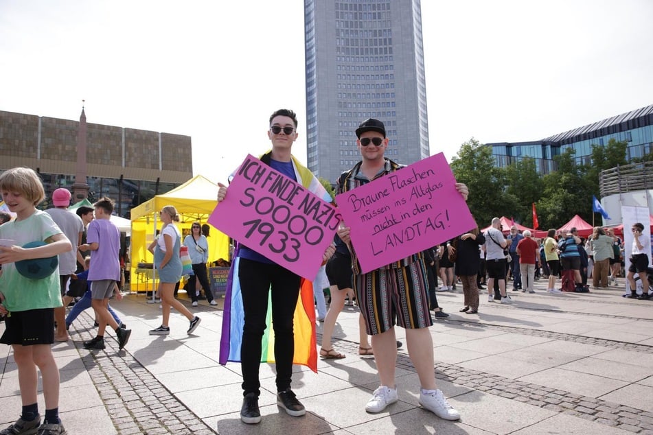 Ihr Ziel war es für eine solidarische Demokratie und gegen Rechtsextremismus auf die Straße zu gehen.