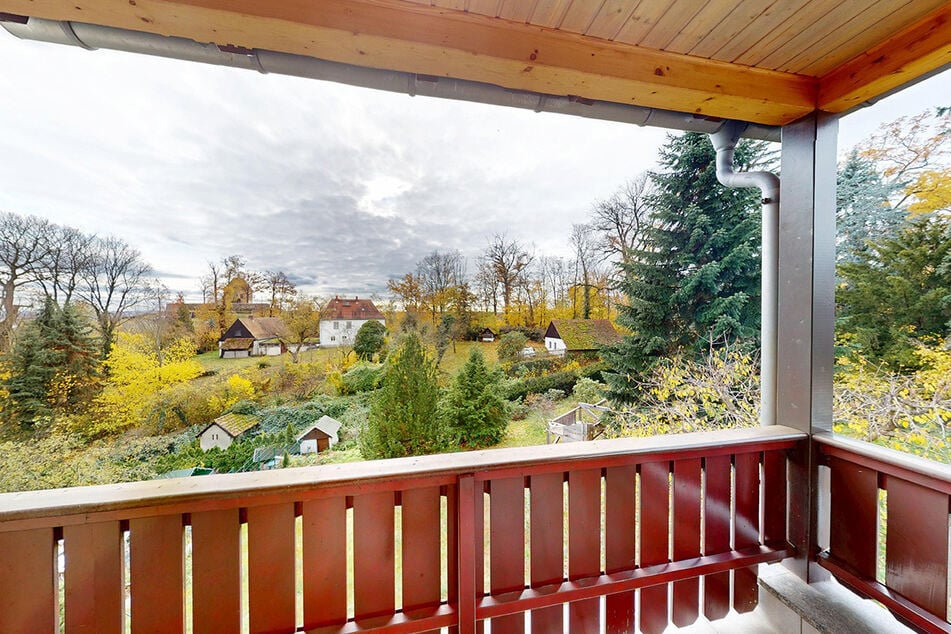 Fünf Zimmer, großes Grundstück, Wintergarten: In Radebeul ist dieses Haus frei