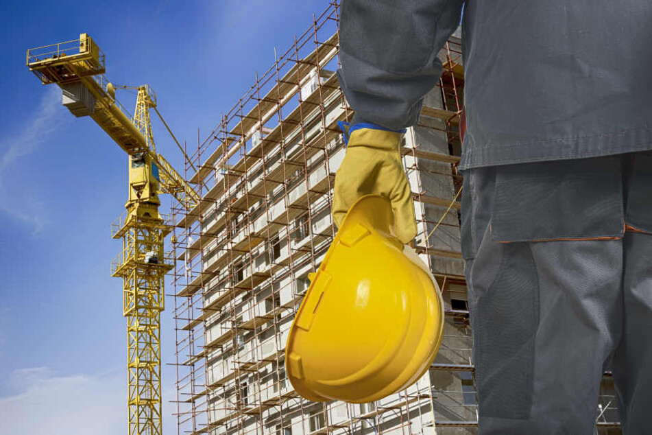 Eine Platte hatte sich vom Kran gelöst und war auf den Arbeiter gestürzt. (Symbolbild)