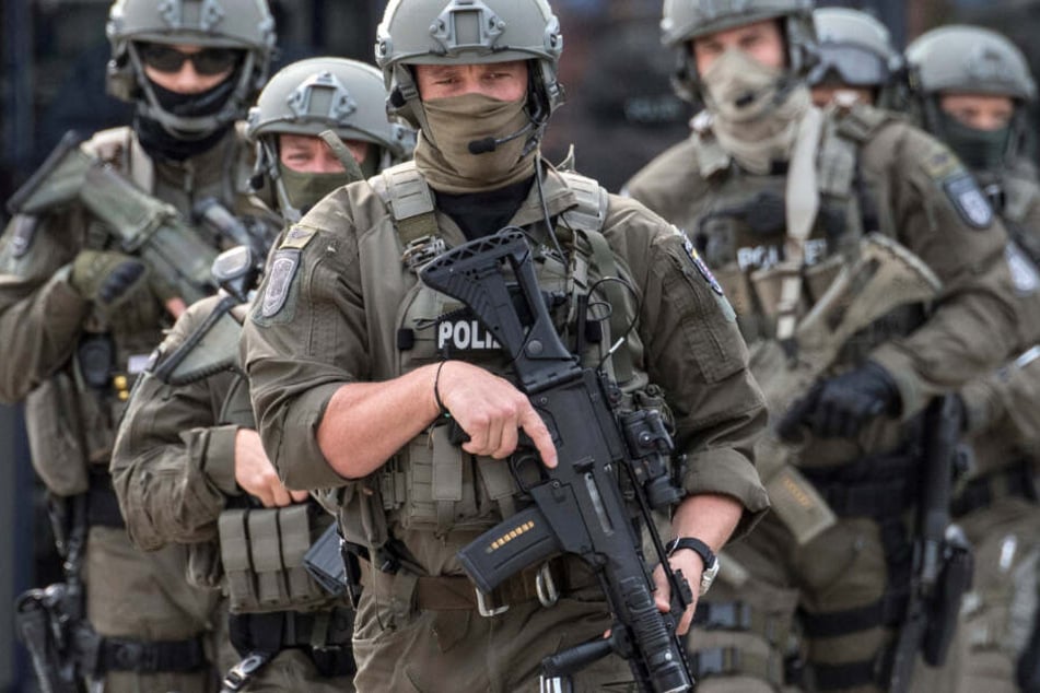 Einsatzkräfte des SEK nahmen den Tatverdächtigen am Sonntagmorgen fest. (Symbolbild)
